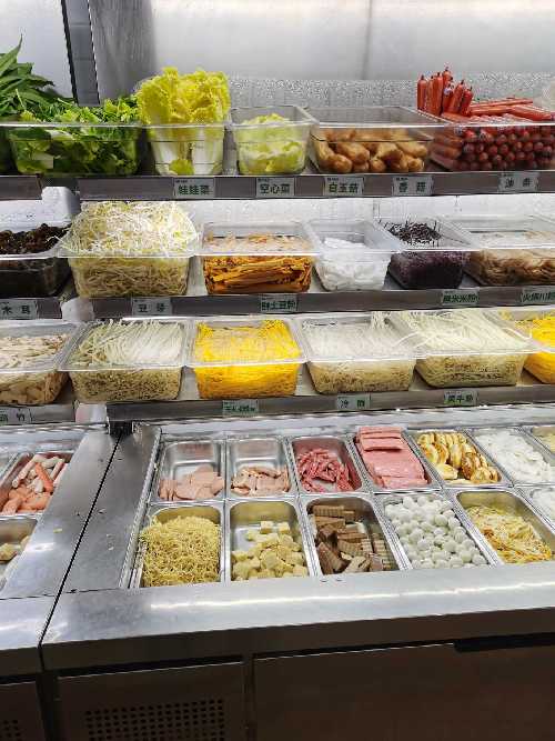 麻辣烫店将菜品与调料置于就餐区的合理性探讨